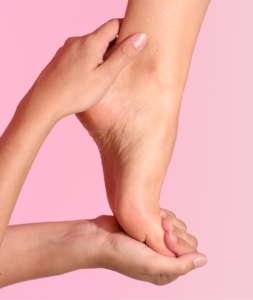 Photo d'un pied féminin après une dépose de vernis semi permanent dans un institut de beauté Bodyminute