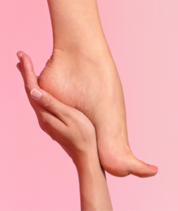 Photo de pieds féminins après une pose de vernis classique dans un institut de beauté Bodyminute