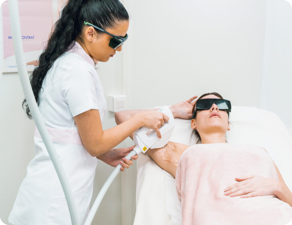 Esthéticienne Bodyminute formée par un médecin réalisant une séance d'épilation définitive à la lumière pulsée